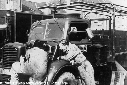 Commer Q4, 4 x 2, (Front view, left side)