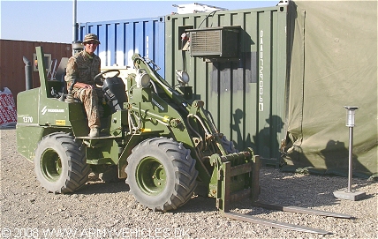 Weidemann 1370 (Front view, right side)